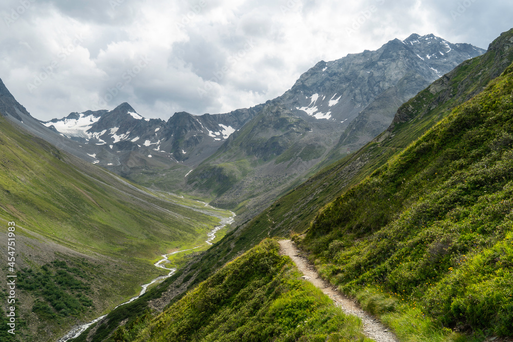 Fototapeta premium Hoher Seeblaskogel und Bachfallenkopf über dem Längental, Sellrain, Tirol