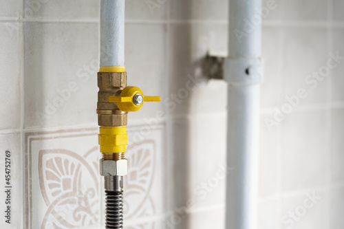Foto Gas valve on the gas pipe on the kitchen in the apartment