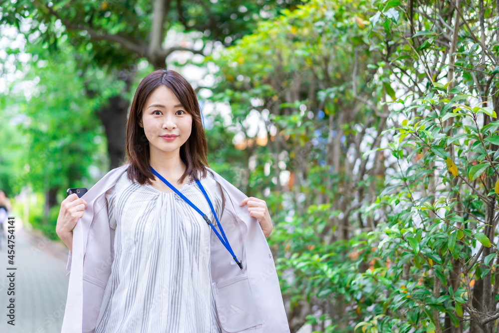 外回りをする若いビジネスウーマン 外回りをする若いビジネスウーマン