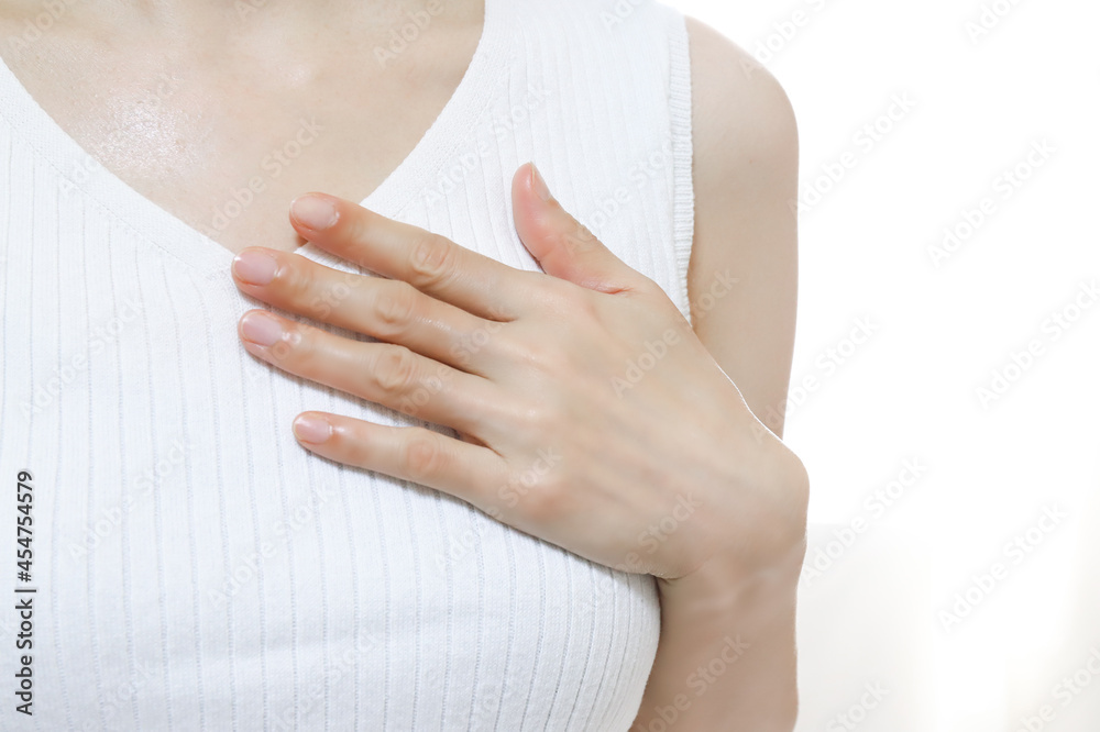胸に手を当てる女性 Stock Photo Adobe Stock 胸に手を当てる女性 Stock Photo Adobe Stock