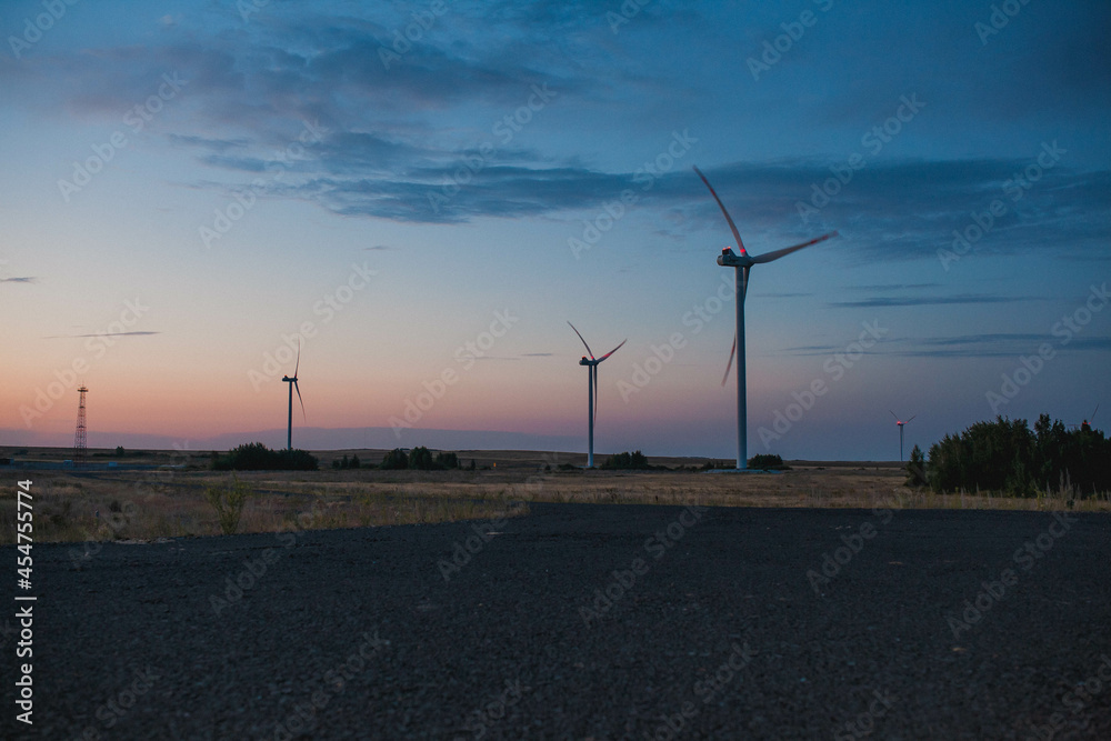 Obraz premium wind turbine at sunset