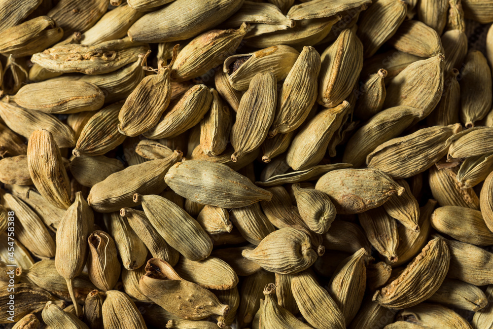 Raw Green Organic Cardamom Pods Raw Green Organic Cardamom Pods