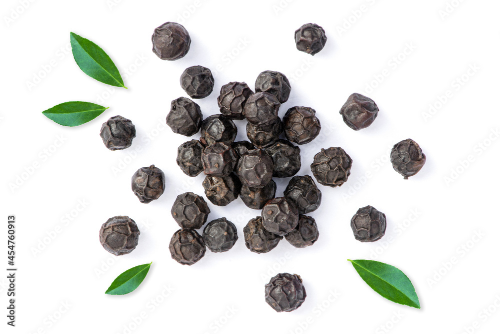 Obraz premium black pepper (peppercorns) with green leaf isolated on white background. Top view. Flat lay. 