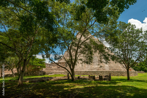 Estructuras en zona arqueológica, Pirámide del Adivino, ciudad maya de Uxmal, Yucatán, México.