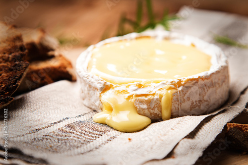 queso camembert al horno con romero y tostadas de pan integral