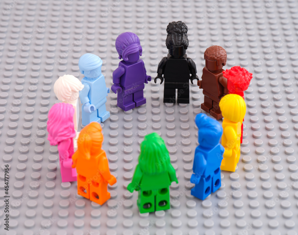 Fotografia do Stock: Tambov, Russian Federation -August 12, 2021 Eleven monochrome  Lego minifigures standing in a circle on gray baseplate background. Lego  Everyone is Awesome set. | Adobe Stock