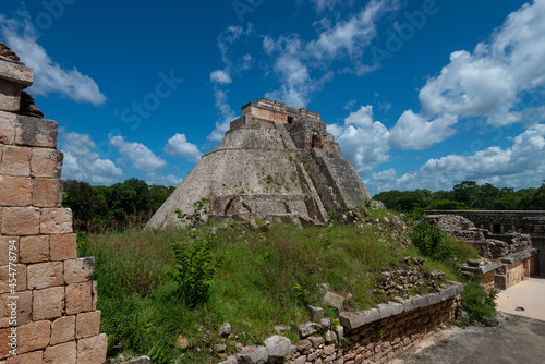 Estructuras en zona arqueológica, Pirámide del Adivino, ciudad maya de Uxmal, Yucatán, México