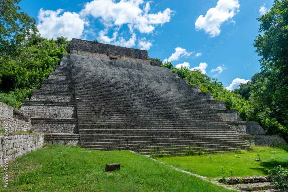 Estructuras en zona arqueológica, ciudad maya de Uxmal, Yucatán, México