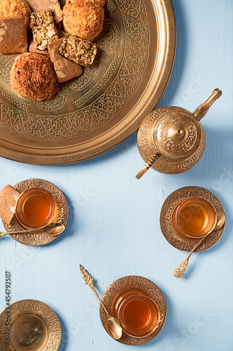 Té moruno con hierbabuena con pastas de postre photo