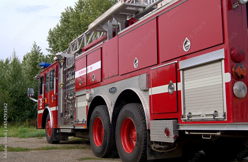 Foto de Fire truck with retractable ladder for extinguishing fires at ...