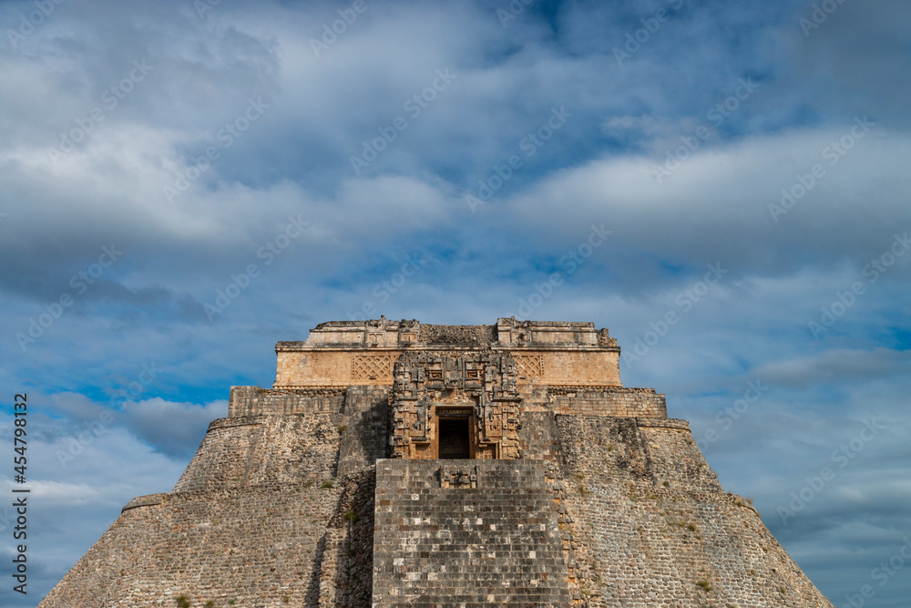 Parte superior de la Pirámide del Adivino en la zona arqueológica de la ciudad Maya de Uxmal, Yucatán, México.