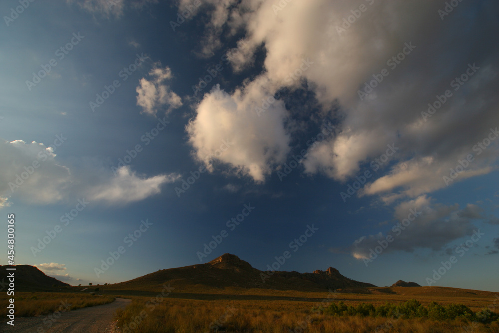 Paisaje estepario con cielo con nubes al atardecer. Espartizal de la Sierra del Picarcho (Cieza-Murcia-España).