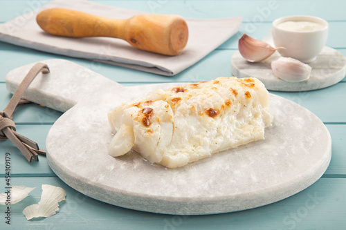 Foto bacalao a la parrilla con salsa alioli