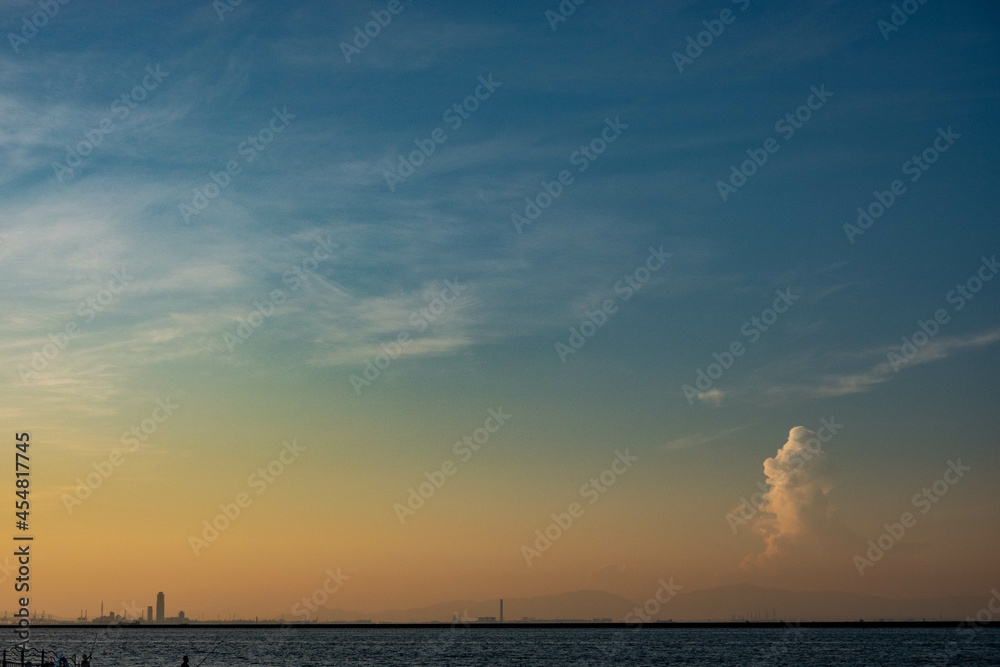  明け方、大阪湾に浮かぶ入道雲。神戸市六甲アイランドより撮影