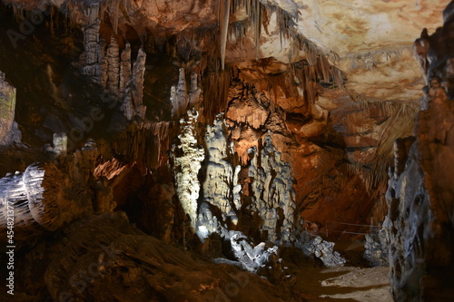 Jaskinia Vranja  a w Chorwacji  na zboczach g  ry Mosor w miejscowo  ci Kotlenice w Dalmacji  
