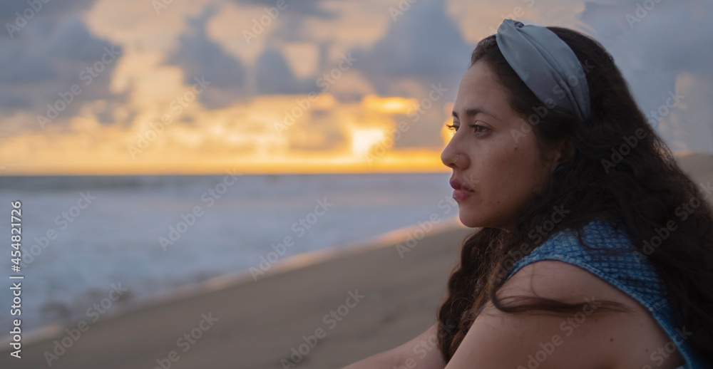 Retrato de joven mujer latina contemplando serena el atardecer en la playa. Pie de la Cuesta, Acapulco, México. Retrato de joven mujer latina contemplando serena el atardecer en la playa. Pie de la Cuesta, Acapulco, México.