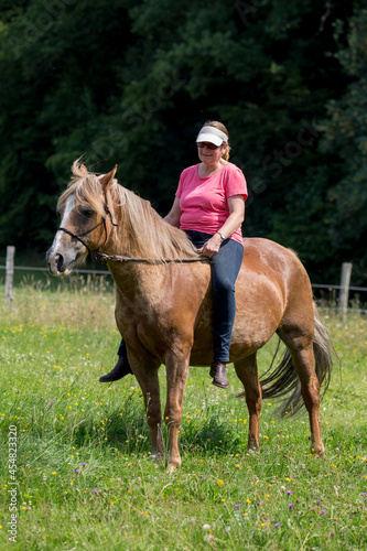 Pferd mit Reiterin/Besitzerin © Bittner KAUFBILD.de