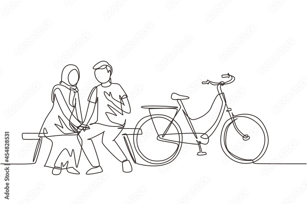 Obraz premium Continuous one line drawing romantic Arabian couple chatting while sitting on bench. Romantic teenage couple ride bike. Young man and woman in love. Single line draw design vector graphic illustration