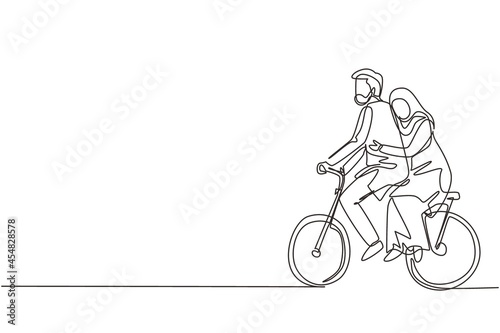 Single continuous line drawing romantic Arab couple having fun on date riding bicycle. Back view of romantic teenage couple ride bike. Young man and woman in love. One line draw graphic design vector