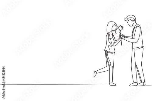 Single continuous line drawing adorable happy couple in love on romantic date. Cute smiling boy giving rose flower to girl. Young man and woman met for dating. One line draw graphic design vector