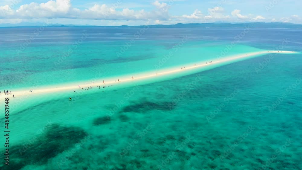 フィリピンの美しい離島カランガマン島をドローンで撮影した風景 A drone view of the beautiful remote island of Kalanggaman in the Philippines. フィリピンの美しい離島カランガマン島をドローンで撮影した風景 A drone view of the beautiful remote island of Kalanggaman in the Philippines.