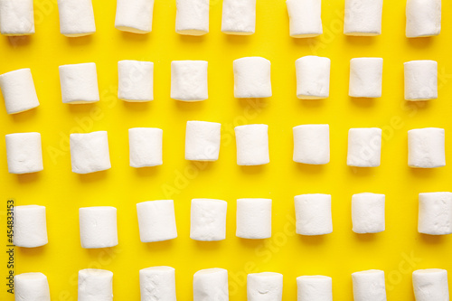 Εκτύπωση καμβά Tasty marshmallows on color background