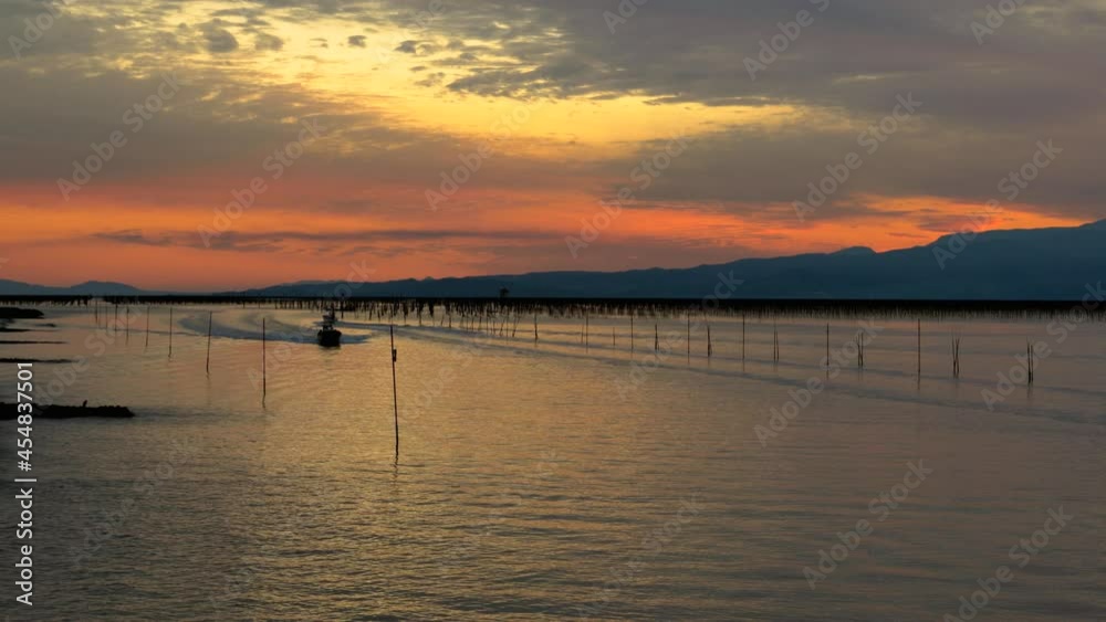 九州有明海の夕暮れ風景 有明海の海苔場を行き交う漁船 九州有明海の夕暮れ風景 有明海の海苔場を行き交う漁船