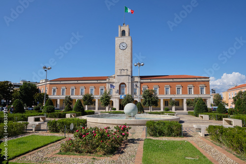 Fotografia Piazza del Popolo and the city hall in Latina, Italy