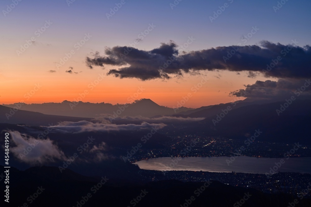 朝焼けに染まる富士山と諏訪湖のコラボ情景@高ボッチ高原、長野 朝焼けに染まる富士山と諏訪湖のコラボ情景@高ボッチ高原、長野