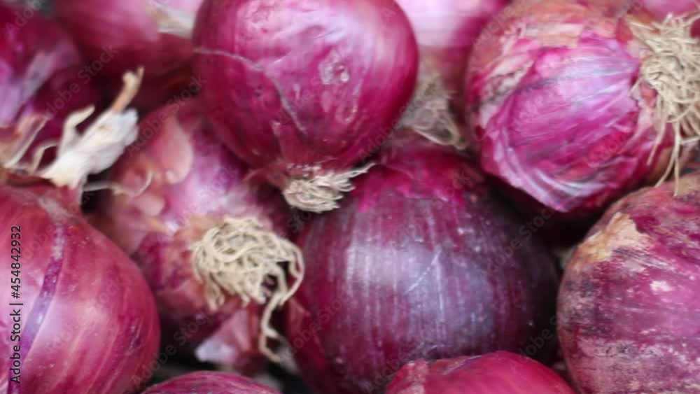 Fresh red onions on a market with a nice move
Fresh red onions on a market with a nice move