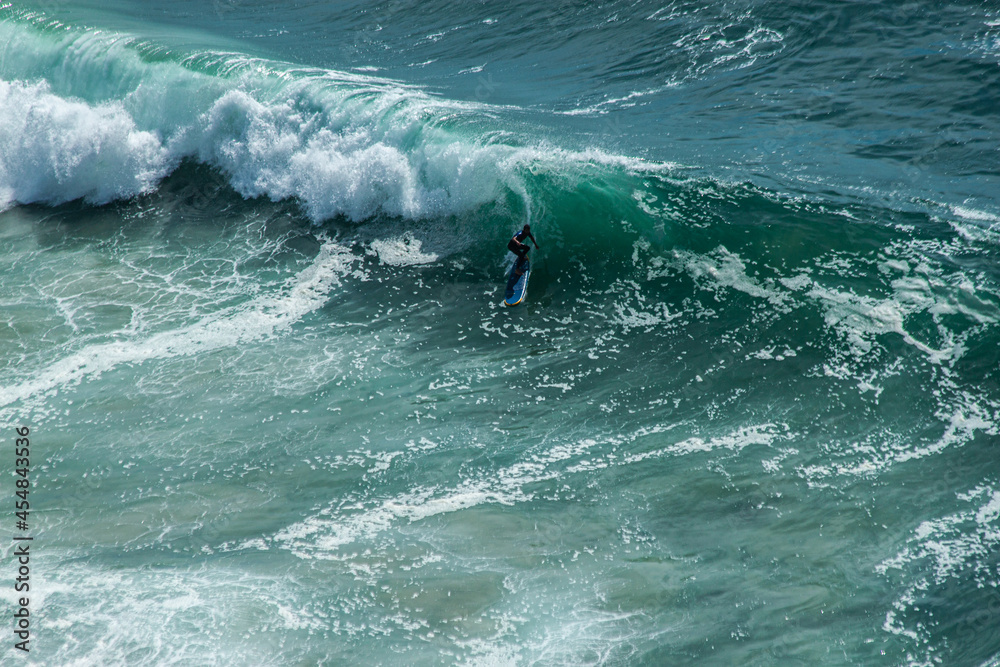 Naklejka premium surfing the wave