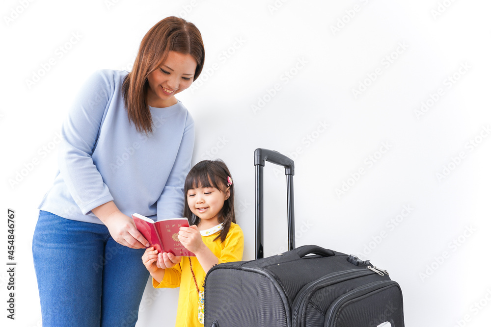 旅行に行くお母さんと子ども 旅行に行くお母さんと子ども