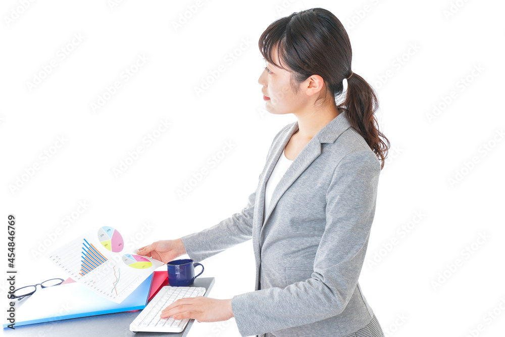 デスクワークをするビジネスウーマン