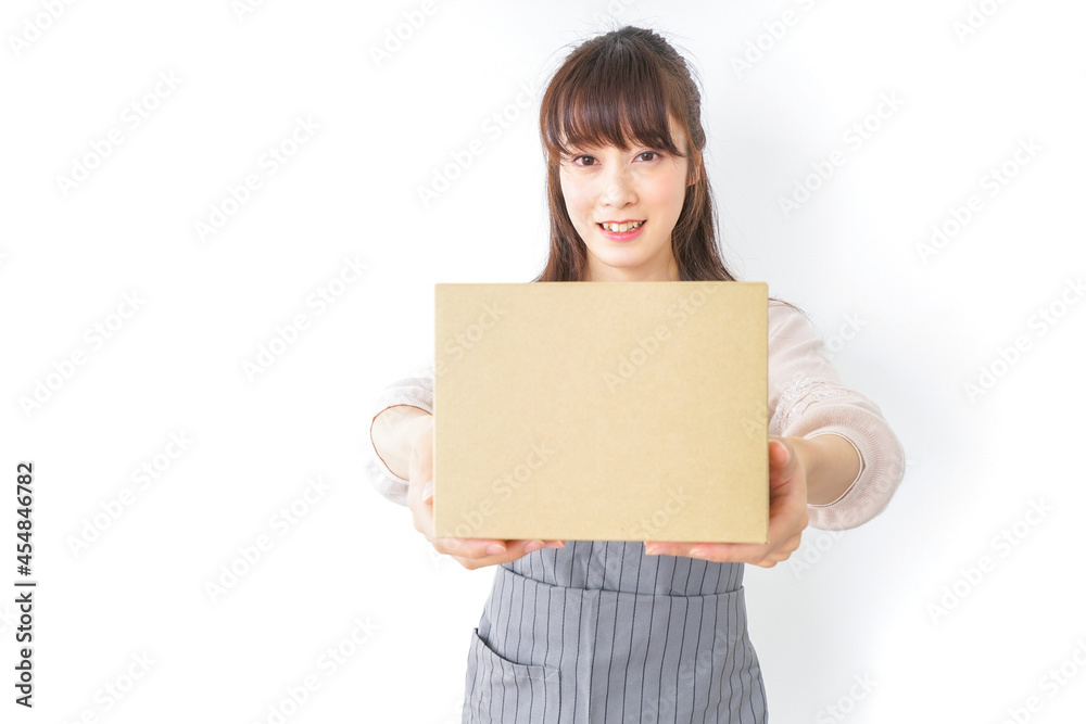 DIYをする若い女性 DIYをする若い女性