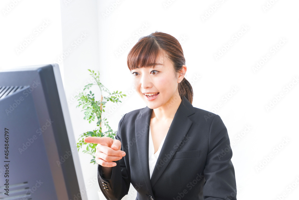 オフィスで楽しく仕事をするビジネスウーマン