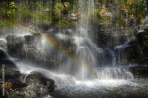 糸のようにながら落ちる滝のアップと虹