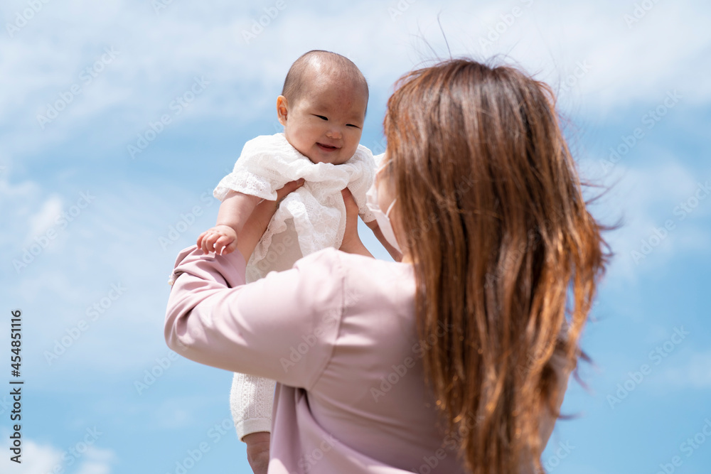 赤ちゃんを高い高いする女性(マスク)
赤ちゃんを高い高いする女性(マスク)