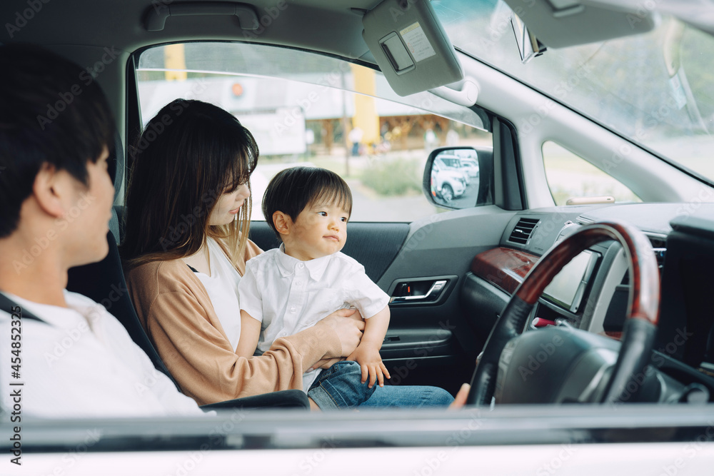 ドライブ・車に乗る家族(笑顔)
ドライブ・車に乗る家族(笑顔)