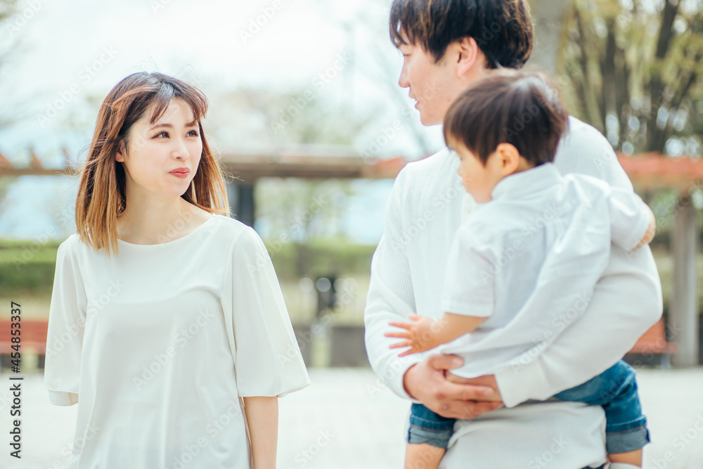 赤ちゃんを抱く女性と家族（お母さん・3人）
