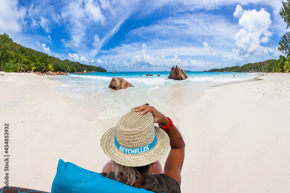 Obraz premium Femme sur plage d’Anse Lazio, Praslin, Seychelles