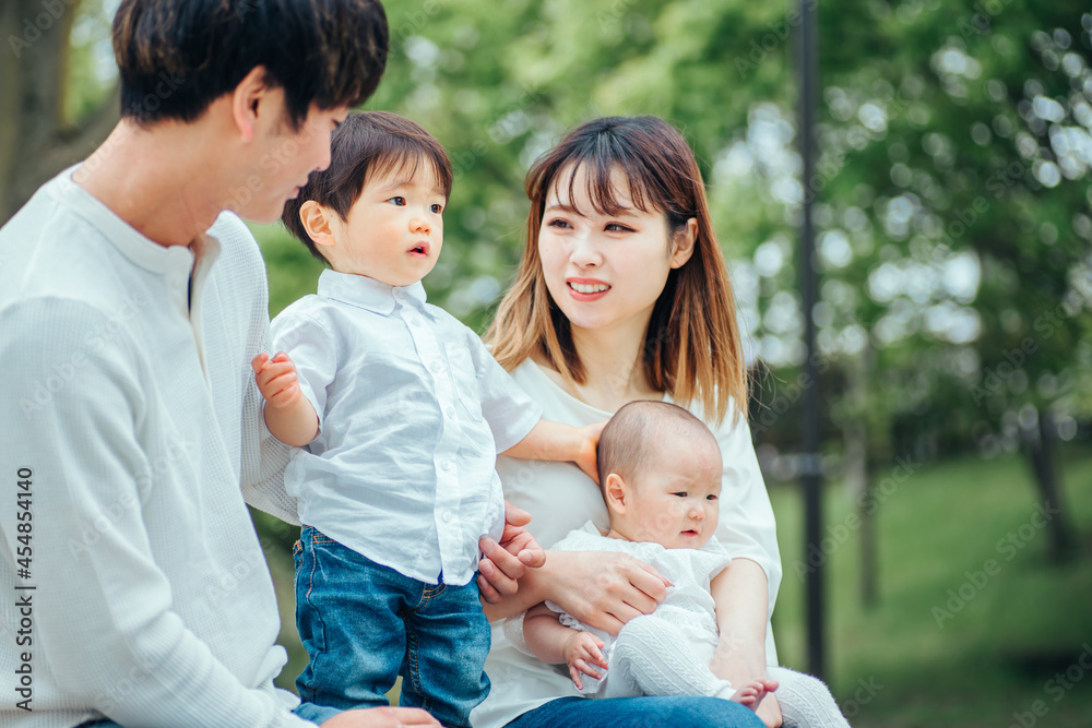 緑の中で遊ぶ親子
緑の中で遊ぶ親子