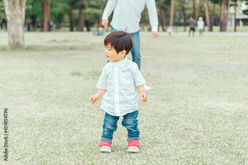 公園で遊ぶ男の子とパパ
