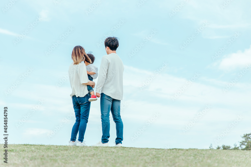 空と家族・ファミリー・赤ちゃん（後ろ姿・顔なし）
