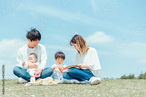 ピクニックをする家族・ファミリー（4人） 
