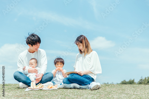 ピクニックをする家族・ファミリー（4人）  © buritora