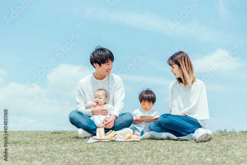 ピクニックをする家族・ファミリー（4人） 