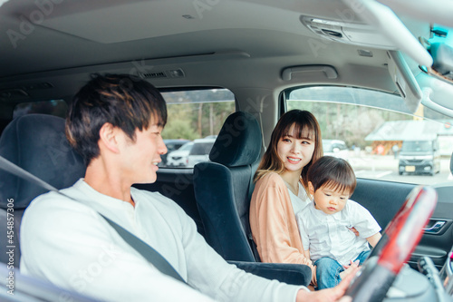 ドライブ・車に乗る家族（笑顔）  © buritora