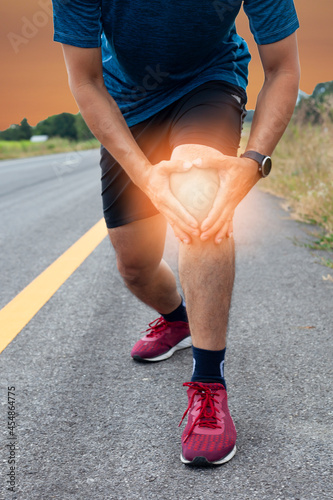 Knee pain from running. The knee hurts due to excess exercise.
