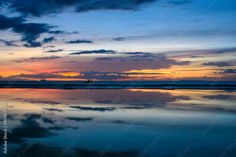 Obraz premium Scenery coast in the Thailand reflection at sunset.