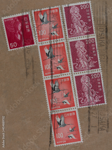 briefmarke stamp vintage retro gestempelt used frankiert cancel japan nippon vögel bird buddha rot rosa red crane kranich statue 1975 osaka 100 papier paper